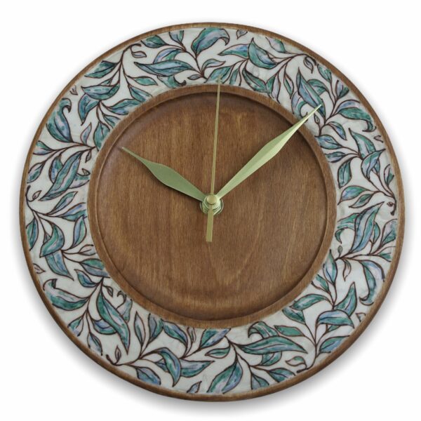 Wood-wall-clock-with-leaves