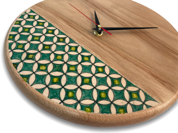 wall-clock-with-a-geometrical-pattern